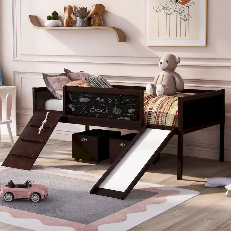 Letto a soppalco singolo per bambini con struttura da arrampicata, scivolo, lavagne e contenitori