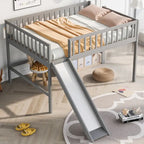 Letto a soppalco basso a grandezza naturale con scivolo e scaletta per bambini