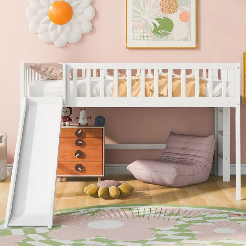 Letto a soppalco basso a grandezza naturale con scivolo e scaletta per bambini